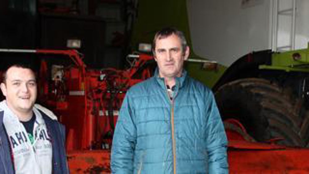 Récolte. « Il est impossible de sortir des betteraves propres si le champ est envahi de  mauvaises herbes », soulignent Sullivan Jaffrelot et Gilles Elain, de la Cuma de la Gare.